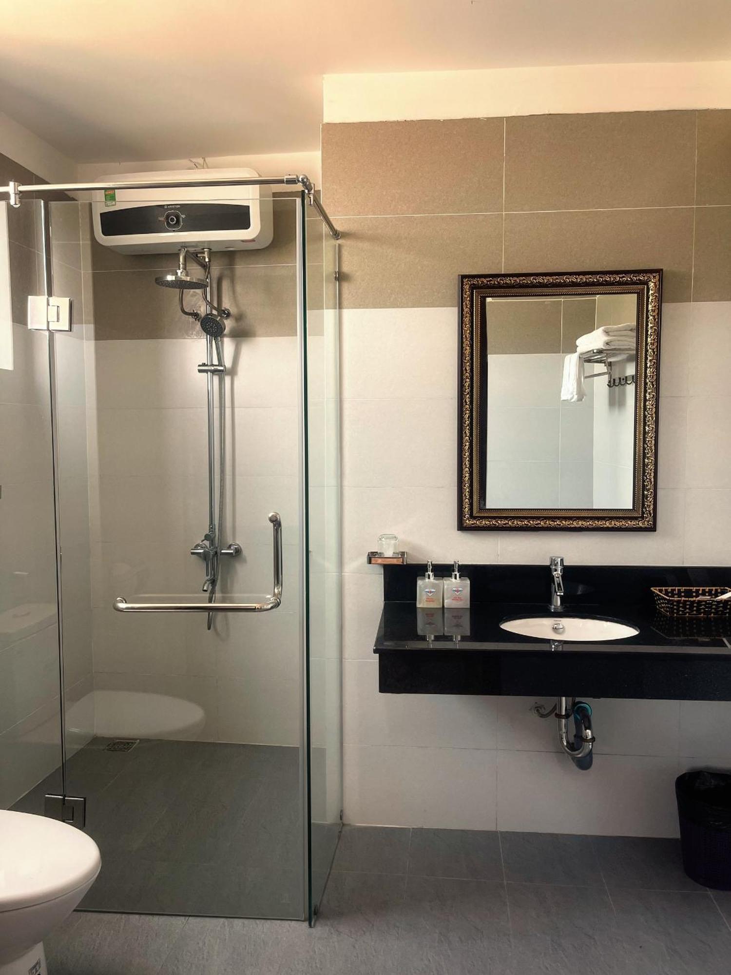 Khach San Hoa Binh Quang Tri Hotel Dong Ha Kültér fotó
